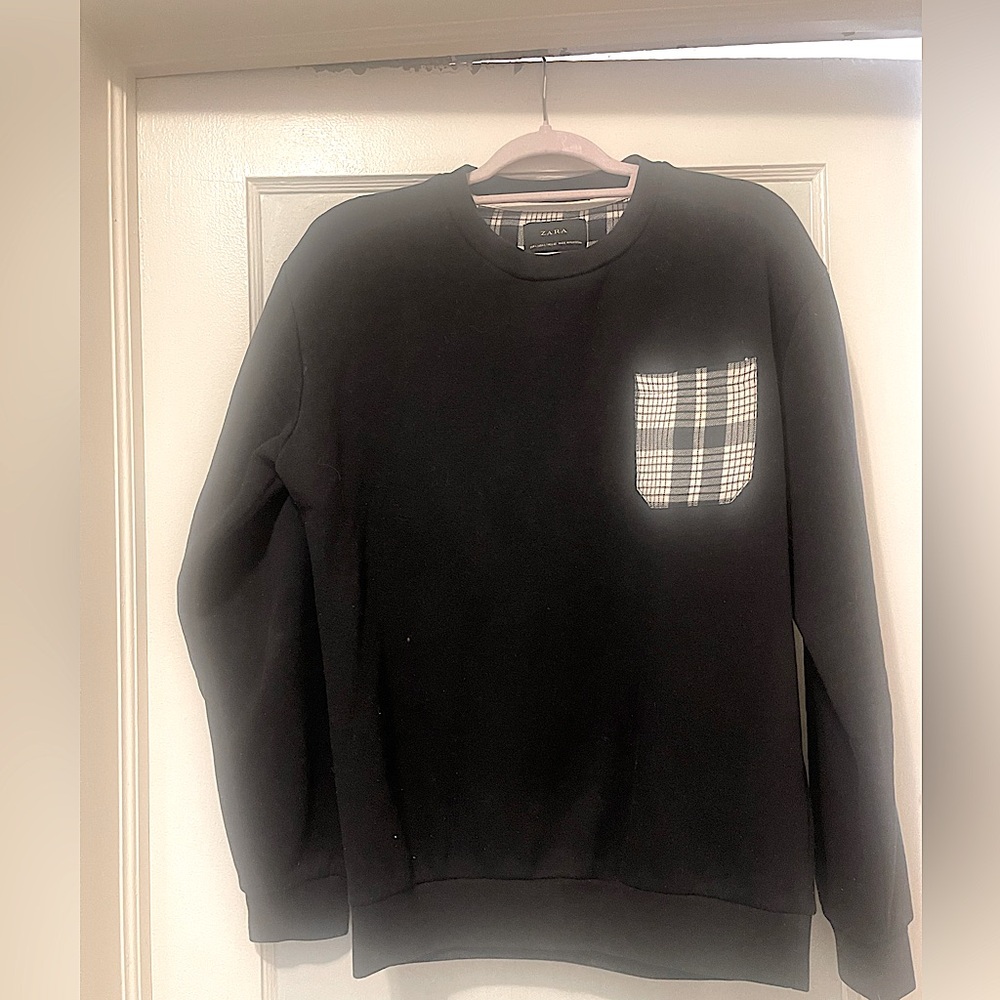 Black sweatshirt with plaid pocket
Slightly used 
In good condition